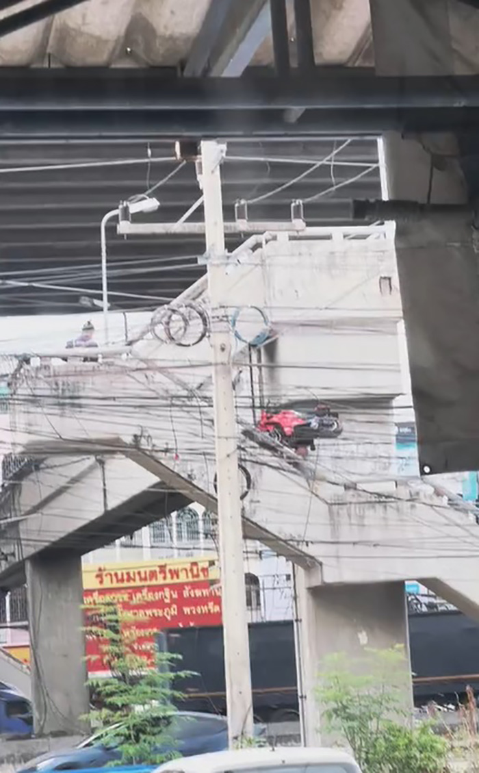 ขนบิ๊กไบค์ขึ้นไหล่ข้ามสะพานลอย ขนบิ๊กไบค์ขึ้นไหล่ข้ามสะพานลอย