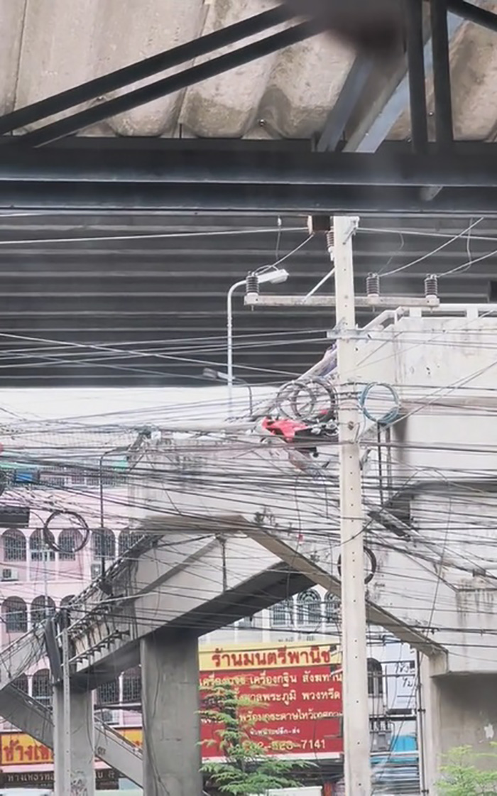 ขนบิ๊กไบค์ขึ้นไหล่ข้ามสะพานลอย ขนบิ๊กไบค์ขึ้นไหล่ข้ามสะพานลอย