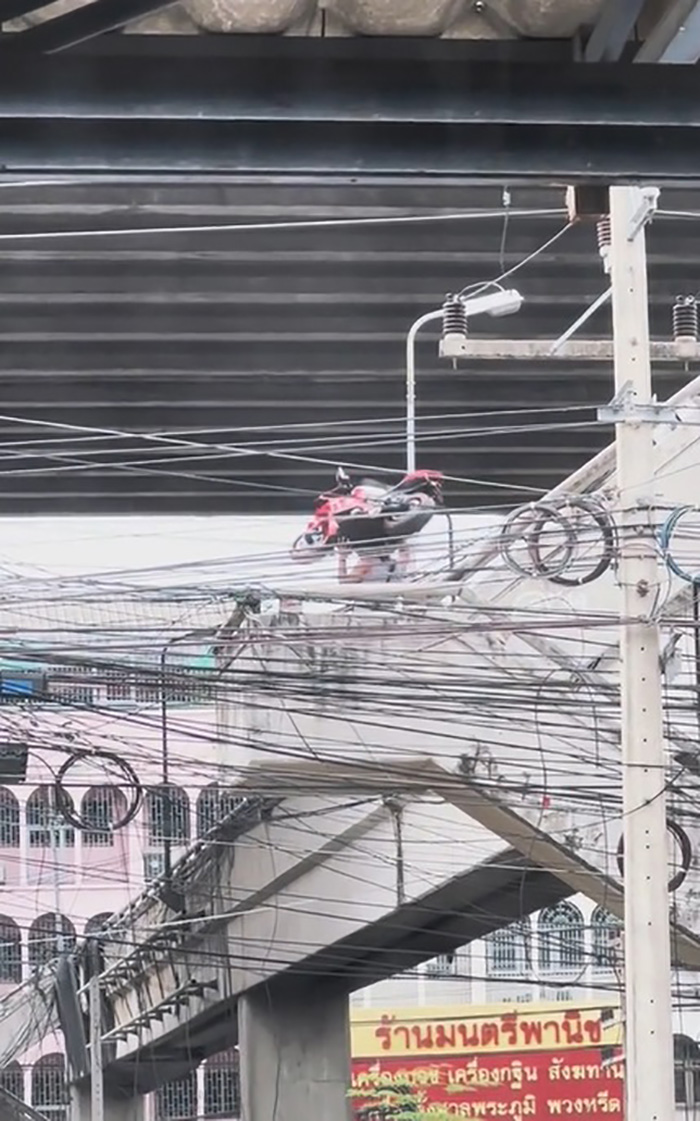 ขนบิ๊กไบค์ขึ้นไหล่ข้ามสะพานลอย ขนบิ๊กไบค์ขึ้นไหล่ข้ามสะพานลอย