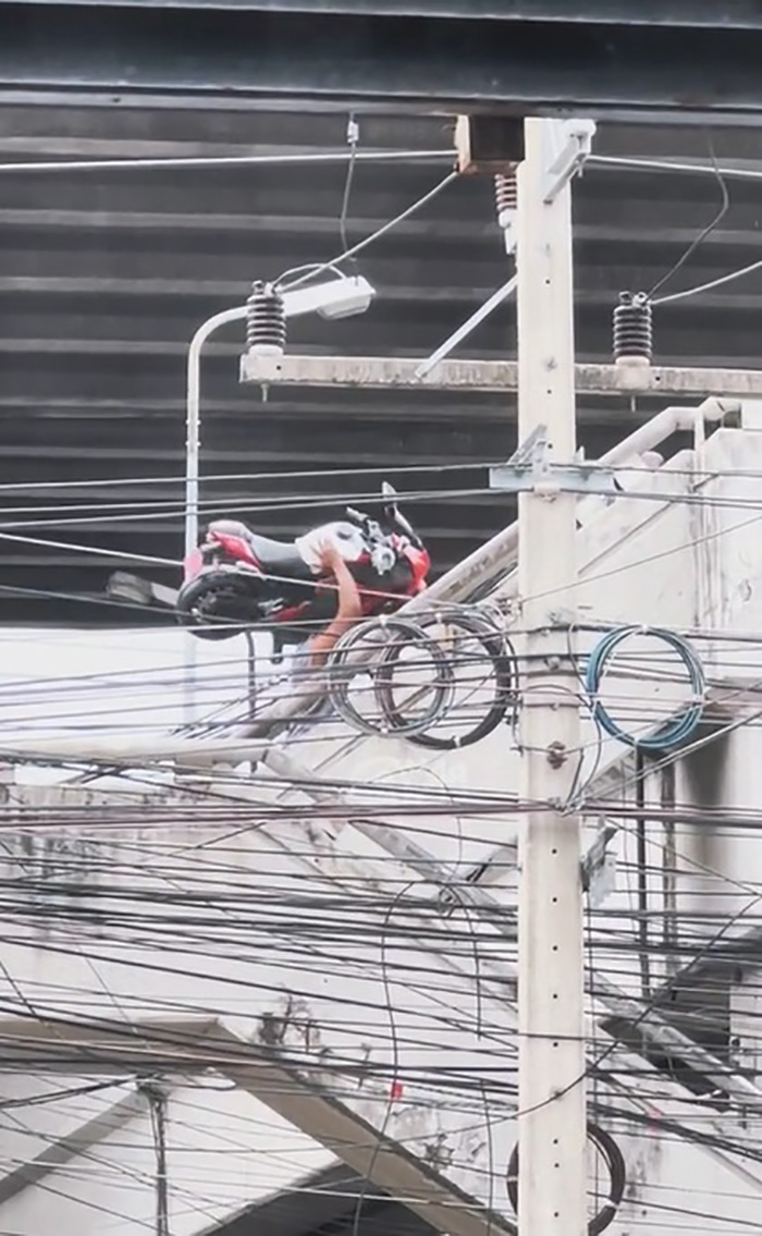 ขนบิ๊กไบค์ขึ้นไหล่ข้ามสะพานลอย ขนบิ๊กไบค์ขึ้นไหล่ข้ามสะพานลอย