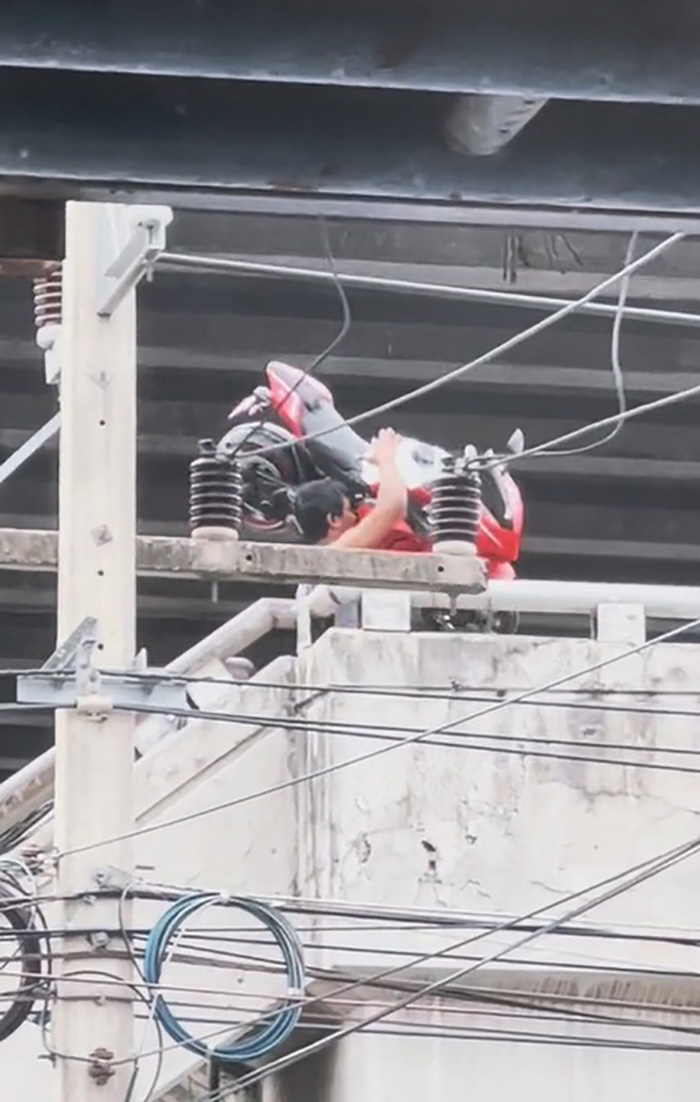 ขนบิ๊กไบค์ขึ้นไหล่ข้ามสะพานลอย ขนบิ๊กไบค์ขึ้นไหล่ข้ามสะพานลอย