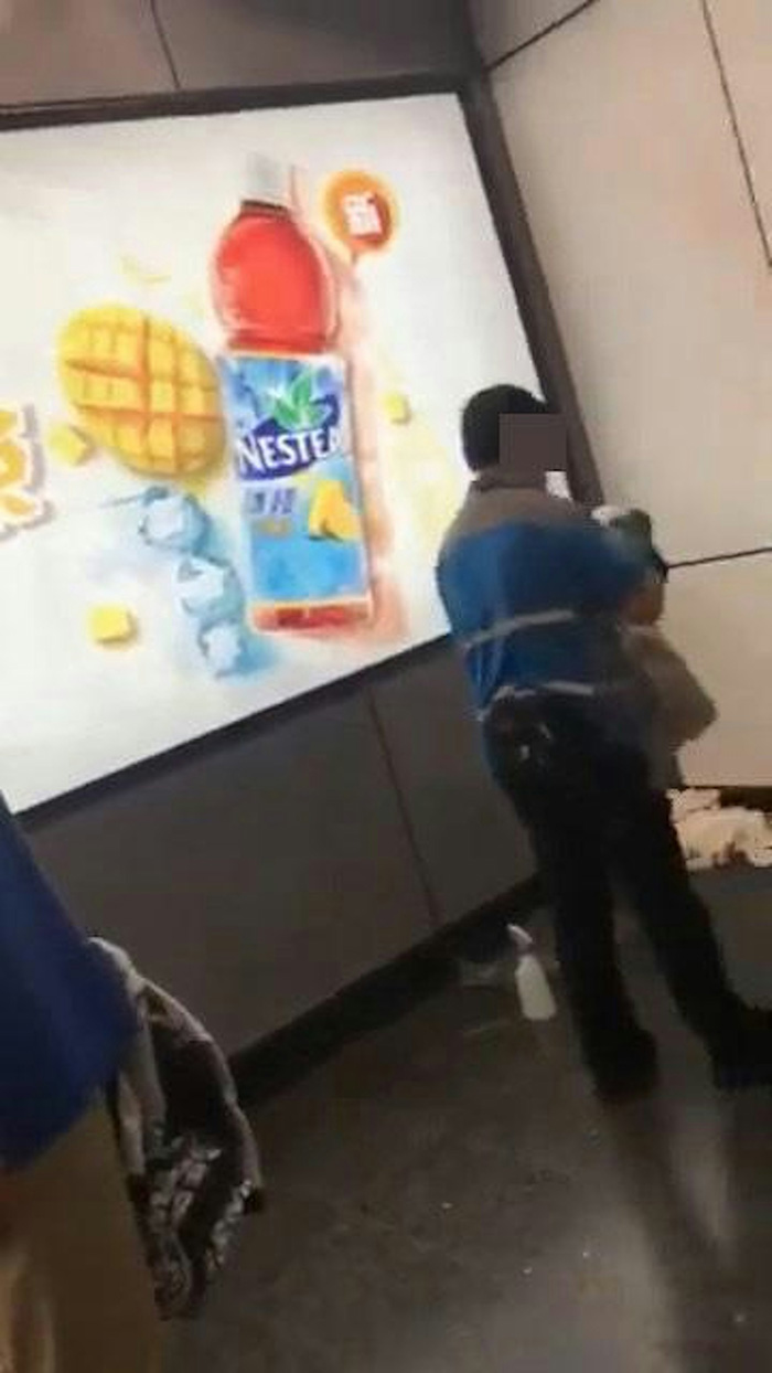 เด็กจีนปล่อยบอมบ์ในรถไฟฟ้าใต้ดิน เด็กจีนปล่อยบอมบ์ในรถไฟฟ้าใต้ดิน