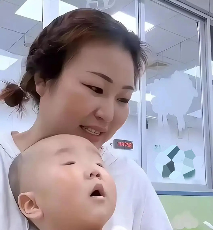 แม่โอดลูกตาเล็กมาก จนต้องเอาเทปติด แม่โอดลูกตาเล็กมาก จนต้องเอาเทปติด