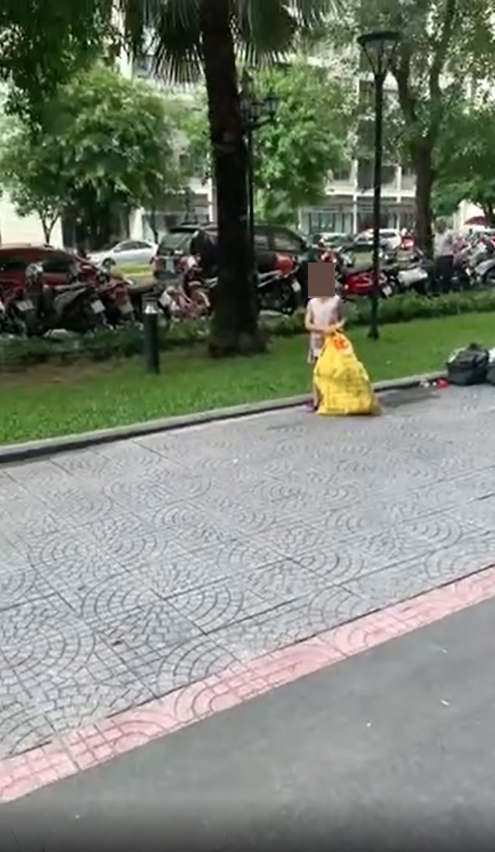 เด็กชายถือกระสอบเก็บขวด เด็กชายถือกระสอบเก็บขวด