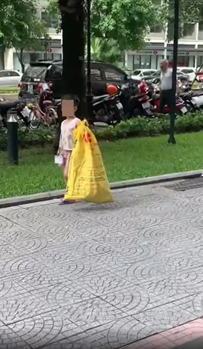 เด็กชายถือกระสอบเก็บขวด เด็กชายถือกระสอบเก็บขวด