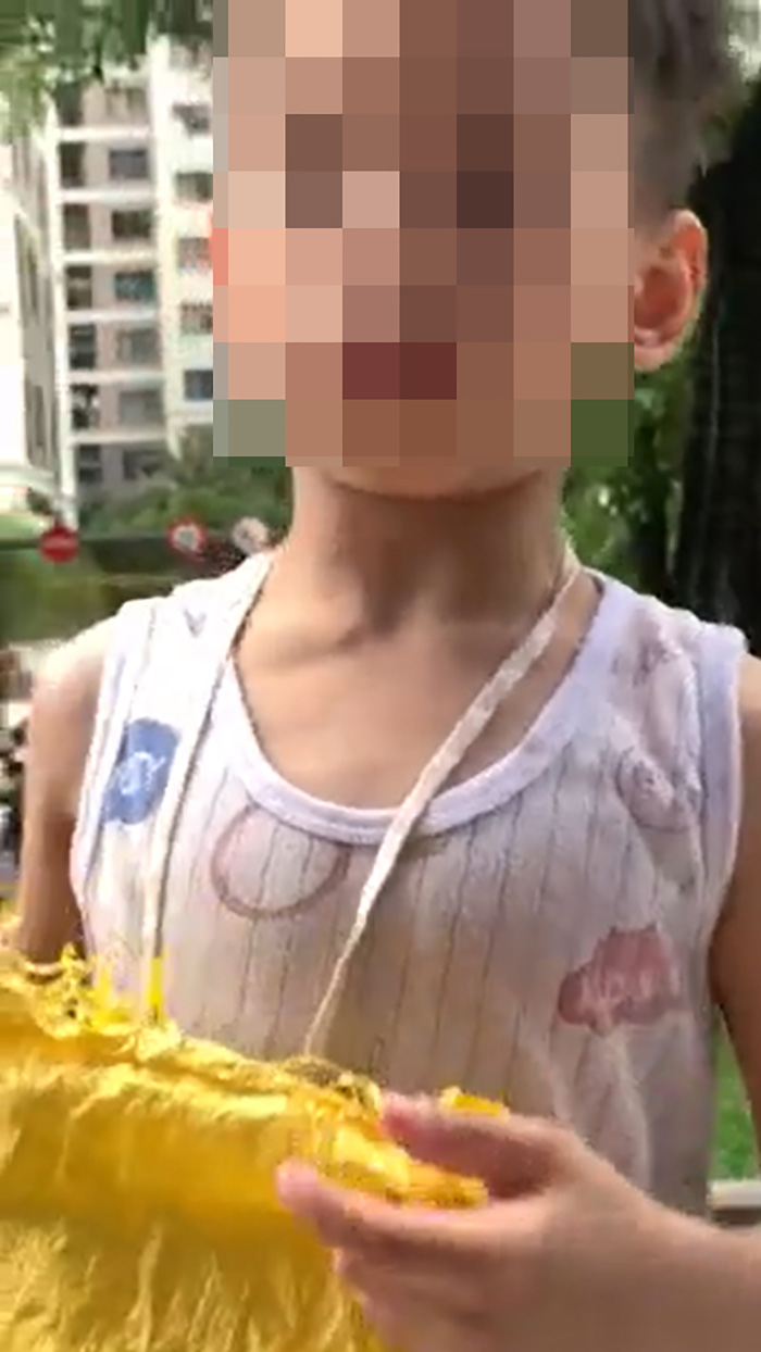 เด็กชายถือกระสอบเก็บขวด เด็กชายถือกระสอบเก็บขวด