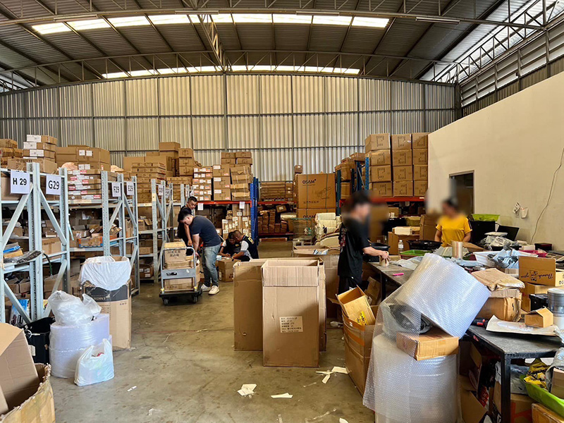 ทลายโกดังทุนจีน ขายเครื่องสำอางค์ปลอม ทลายโกดังทุนจีน ขายเครื่องสำอางค์ปลอม