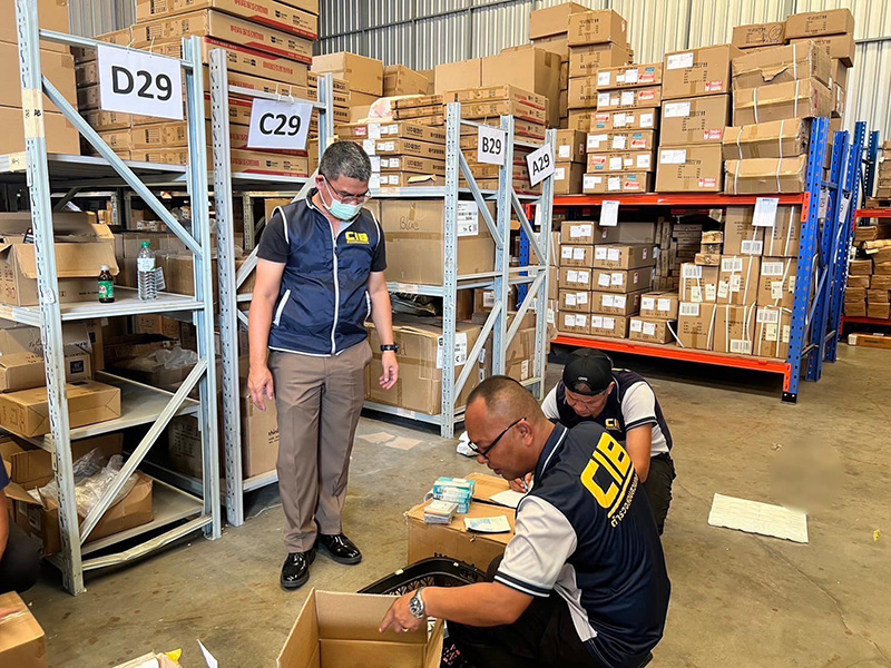 ทลายโกดังทุนจีน ขายเครื่องสำอางค์ปลอม ทลายโกดังทุนจีน ขายเครื่องสำอางค์ปลอม