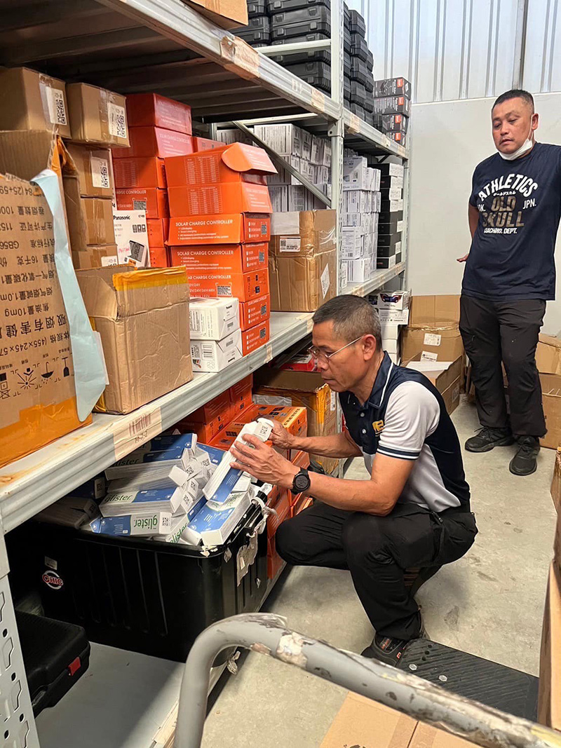 ทลายโกดังทุนจีน ขายเครื่องสำอางค์ปลอม ทลายโกดังทุนจีน ขายเครื่องสำอางค์ปลอม