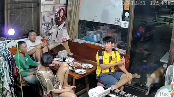 แขกไม่ได้รับเชิญโผล่ แขกไม่ได้รับเชิญโผล่