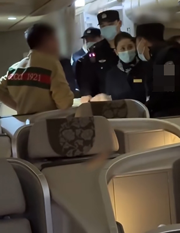 ผัวเมีย จองตั๋วเฟิร์สคลาส 2 ที่แต่จะให้ลูกมานั่งด้วย ผัวเมีย จองตั๋วเฟิร์สคลาส 2 ที่แต่จะให้ลูกมานั่งด้วย