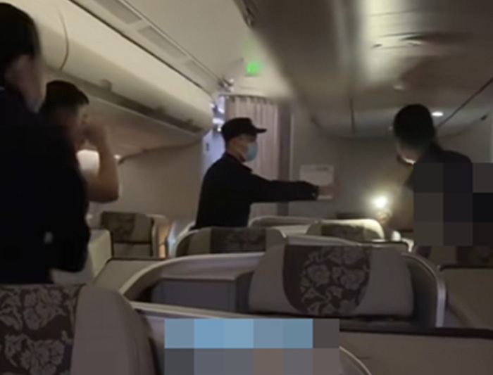 ผัวเมีย จองตั๋วเฟิร์สคลาส 2 ที่แต่จะให้ลูกมานั่งด้วย ผัวเมีย จองตั๋วเฟิร์สคลาส 2 ที่แต่จะให้ลูกมานั่งด้วย