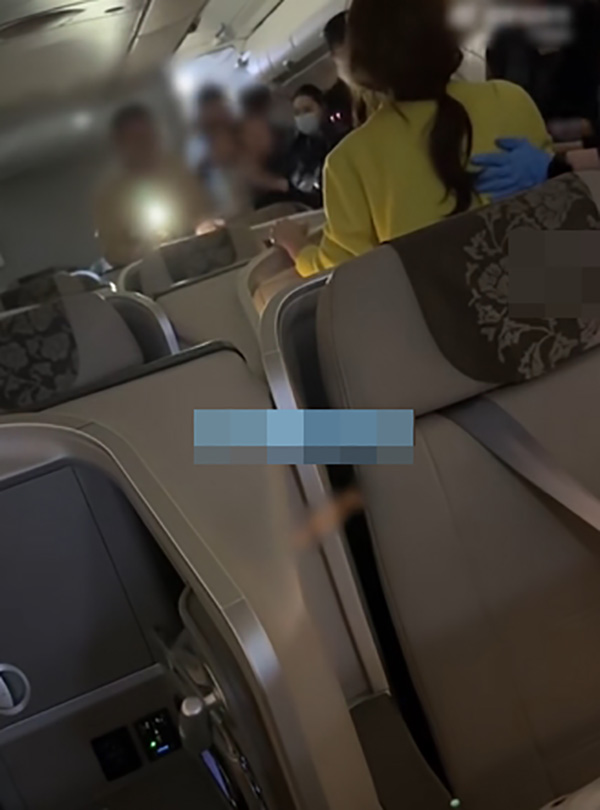 ผัวเมีย จองตั๋วเฟิร์สคลาส 2 ที่แต่จะให้ลูกมานั่งด้วย ผัวเมีย จองตั๋วเฟิร์สคลาส 2 ที่แต่จะให้ลูกมานั่งด้วย