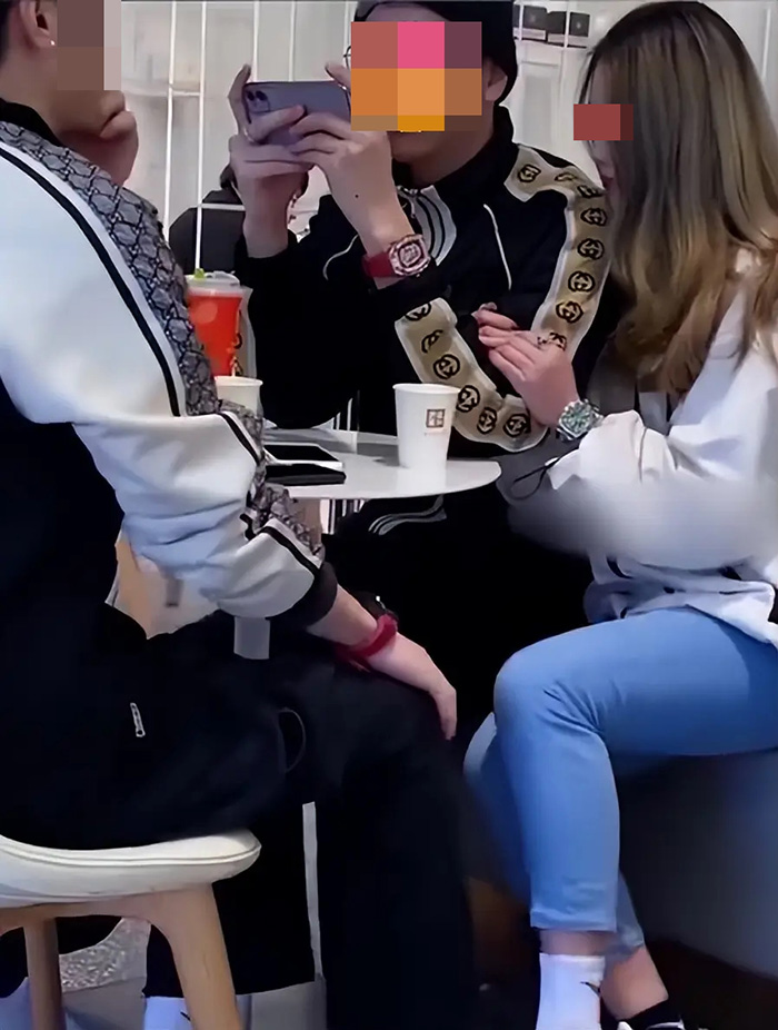 หนุ่มพาแฟนไปเจอเพื่อนสนิท หนุ่มพาแฟนไปเจอเพื่อนสนิท