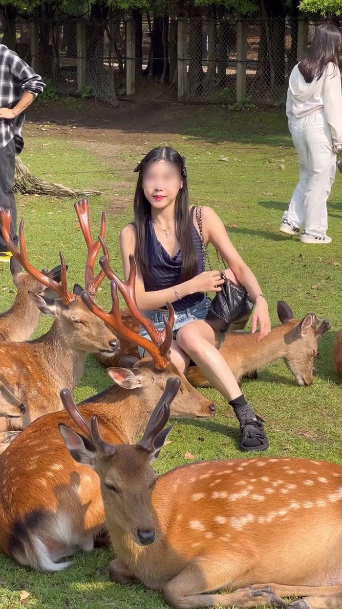 สาวสวยถ่ายรูปในสวน สาวสวยถ่ายรูปในสวน