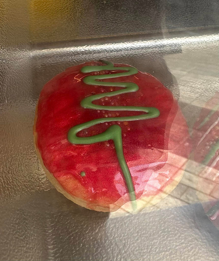 ซื้อโดนัทคริสต์มาส ภาพโปรโมตสุดสวย แต่เห็นของจริงแล้วขยี้ตา ซื้อโดนัทคริสต์มาส ภาพโปรโมตสุดสวย แต่เห็นของจริงแล้วขยี้ตา