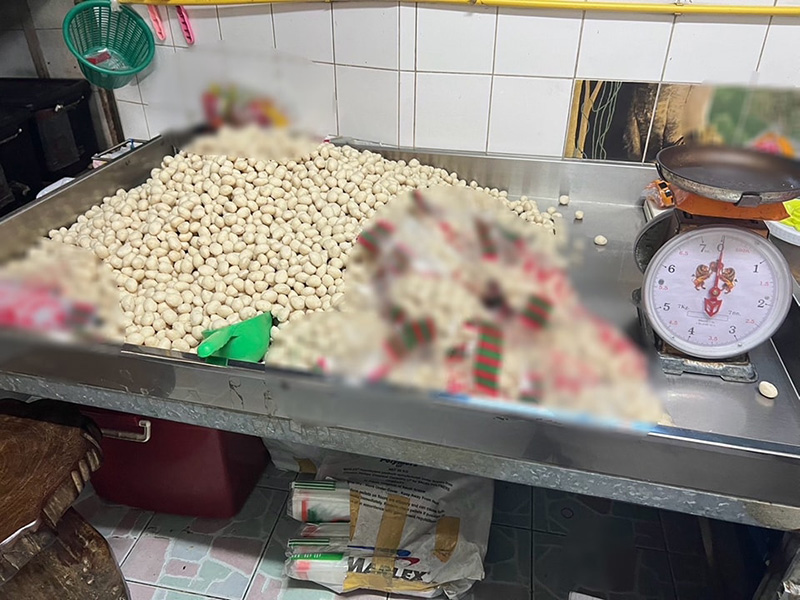 บุกทลายโรงงานลูกชิ้นเถื่อน บุกทลายโรงงานลูกชิ้นเถื่อน