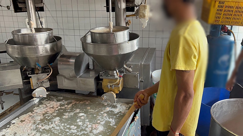 บุกทลายโรงงานลูกชิ้นเถื่อน บุกทลายโรงงานลูกชิ้นเถื่อน