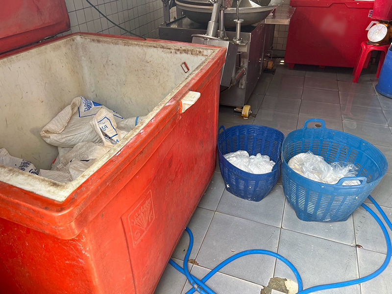 บุกทลายโรงงานลูกชิ้นเถื่อน บุกทลายโรงงานลูกชิ้นเถื่อน