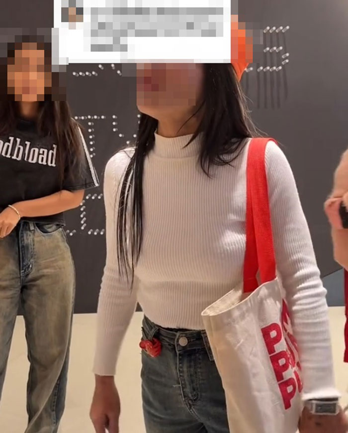 เจอลูกค้ามาต่อผม แต่ชักดาบหนีจนเลือดออก เจอลูกค้ามาต่อผม แต่ชักดาบหนีจนเลือดออก