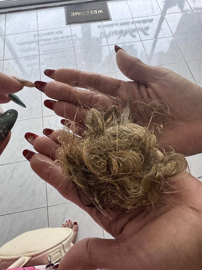 สาวร่ำไห้ ไปสระผมที่ร้าน ช่างทำผมพันกันหนักมาก สาวร่ำไห้ ไปสระผมที่ร้าน ช่างทำผมพันกันหนักมาก