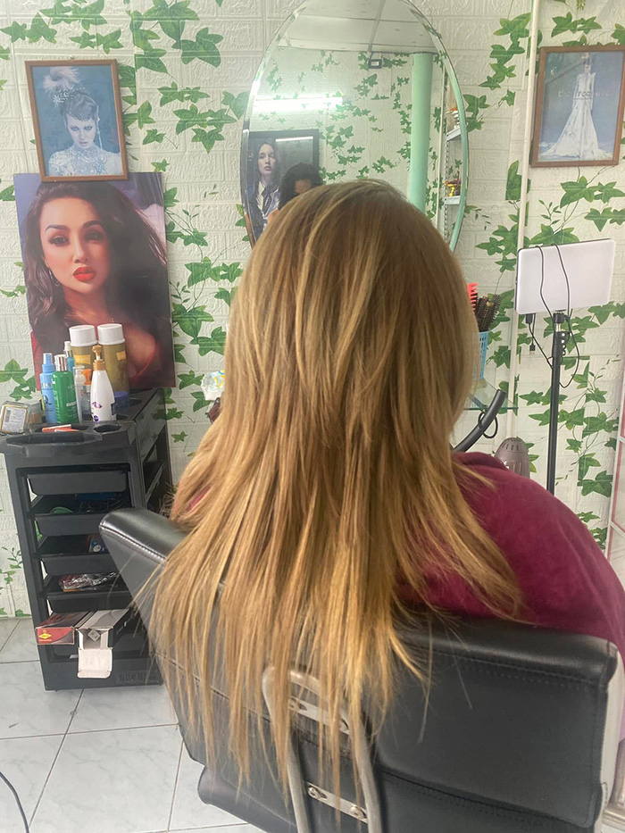 สาวร่ำไห้ ไปสระผมที่ร้าน ช่างทำผมพันกันหนักมาก สาวร่ำไห้ ไปสระผมที่ร้าน ช่างทำผมพันกันหนักมาก