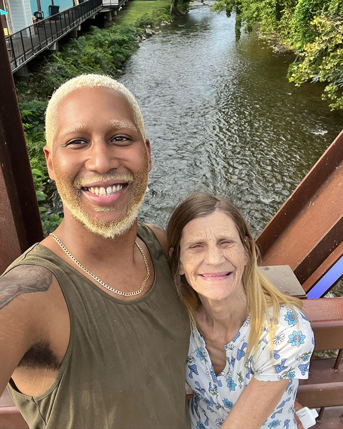 หญิงวัย 63 สานรักผัวเด็กวัย 22 หญิงวัย 63 สานรักผัวเด็กวัย 22