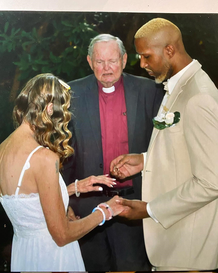 หญิงวัย 63 สานรักผัวเด็กวัย 22 หญิงวัย 63 สานรักผัวเด็กวัย 22