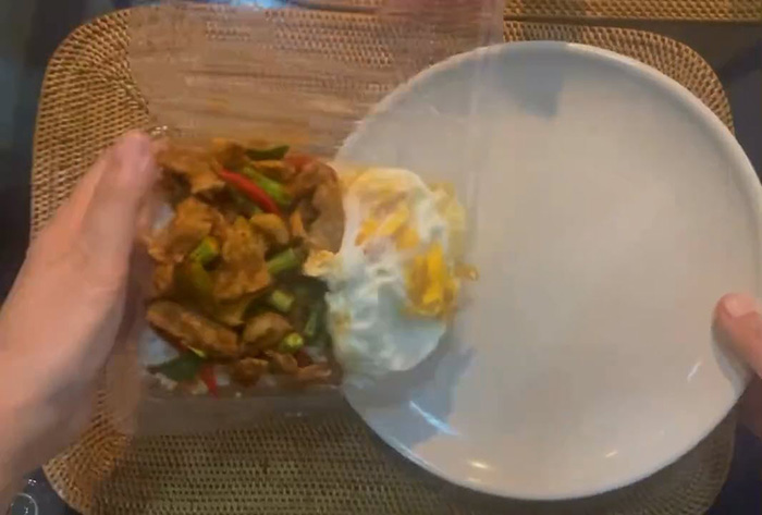 สาวญี่ปุ่นแชร์ทริก ย้ายข้าวกล่องใส่จาน สาวญี่ปุ่นแชร์ทริก ย้ายข้าวกล่องใส่จาน