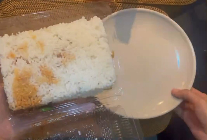 สาวญี่ปุ่นแชร์ทริก ย้ายข้าวกล่องใส่จาน สาวญี่ปุ่นแชร์ทริก ย้ายข้าวกล่องใส่จาน