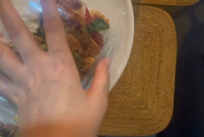 สาวญี่ปุ่นแชร์ทริก ย้ายข้าวกล่องใส่จาน สาวญี่ปุ่นแชร์ทริก ย้ายข้าวกล่องใส่จาน