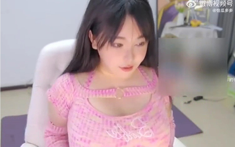 สาวไลฟ์บ่นอุบ ซื้อเสื้อออนไลน์มาใส่ สาวไลฟ์บ่นอุบ ซื้อเสื้อออนไลน์มาใส่