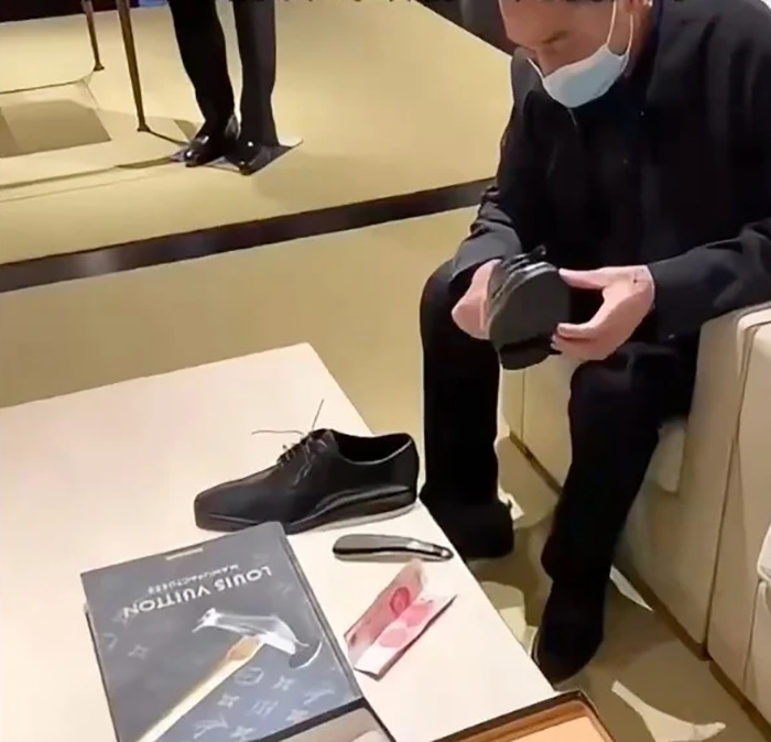 ปู่ถูกใจรองเท้า ไม่รู้หลุยส์ วิตตอง ราคาครึ่งแสน ปู่ถูกใจรองเท้า ไม่รู้หลุยส์ วิตตอง ราคาครึ่งแสน