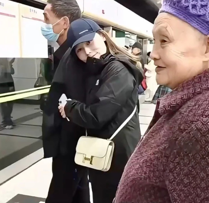 ปู่ถูกใจรองเท้า ไม่รู้หลุยส์ วิตตอง ราคาครึ่งแสน ปู่ถูกใจรองเท้า ไม่รู้หลุยส์ วิตตอง ราคาครึ่งแสน