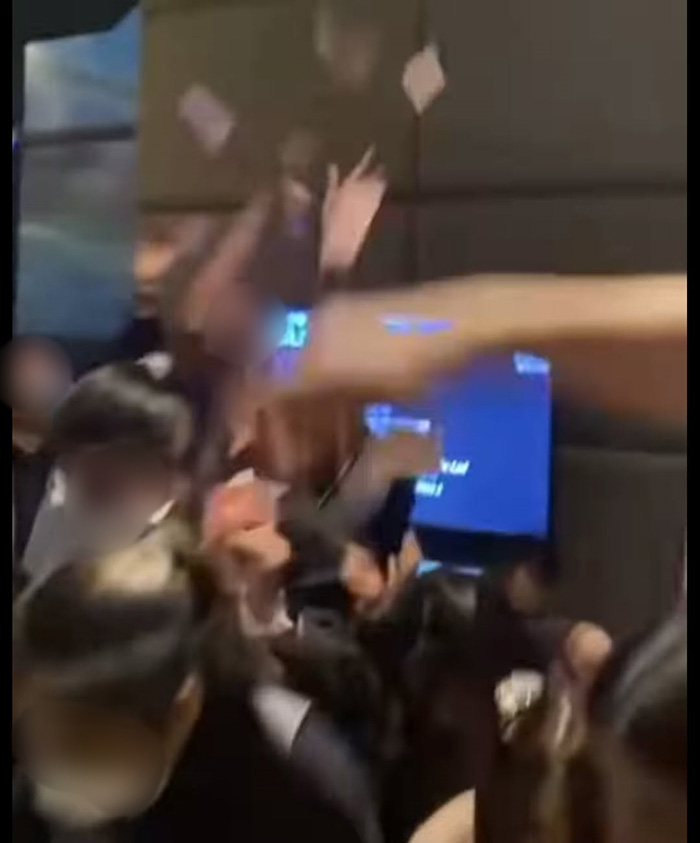 คนจีนพกเงินเป็นปึก โปรยแจกสาวพีอาร์ คนจีนพกเงินเป็นปึก โปรยแจกสาวพีอาร์