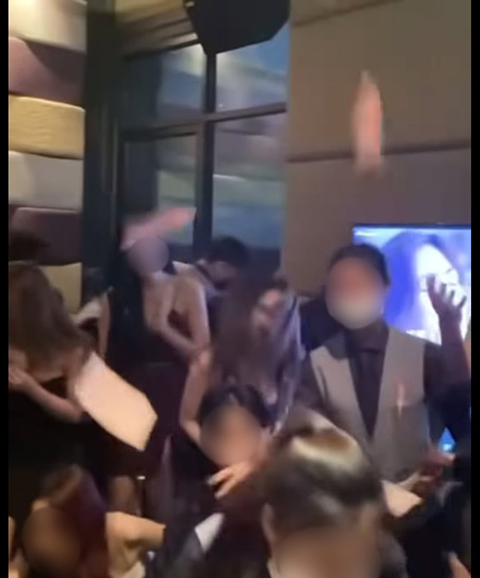 คนจีนพกเงินเป็นปึก โปรยแจกสาวพีอาร์ คนจีนพกเงินเป็นปึก โปรยแจกสาวพีอาร์