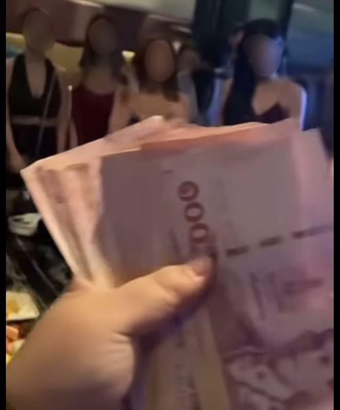 คนจีนพกเงินเป็นปึก โปรยแจกสาวพีอาร์ คนจีนพกเงินเป็นปึก โปรยแจกสาวพีอาร์