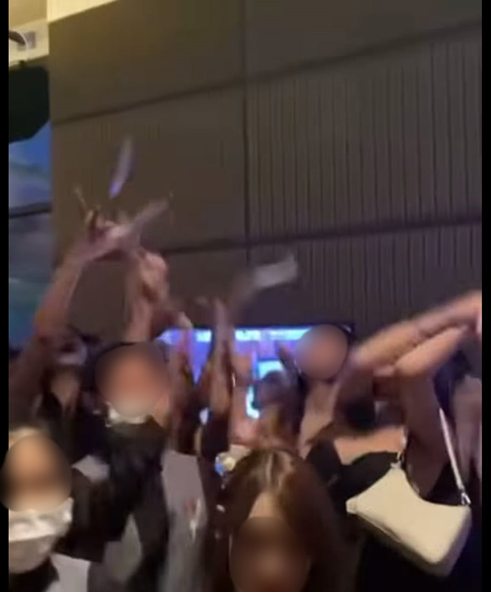 คนจีนพกเงินเป็นปึก โปรยแจกสาวพีอาร์ คนจีนพกเงินเป็นปึก โปรยแจกสาวพีอาร์