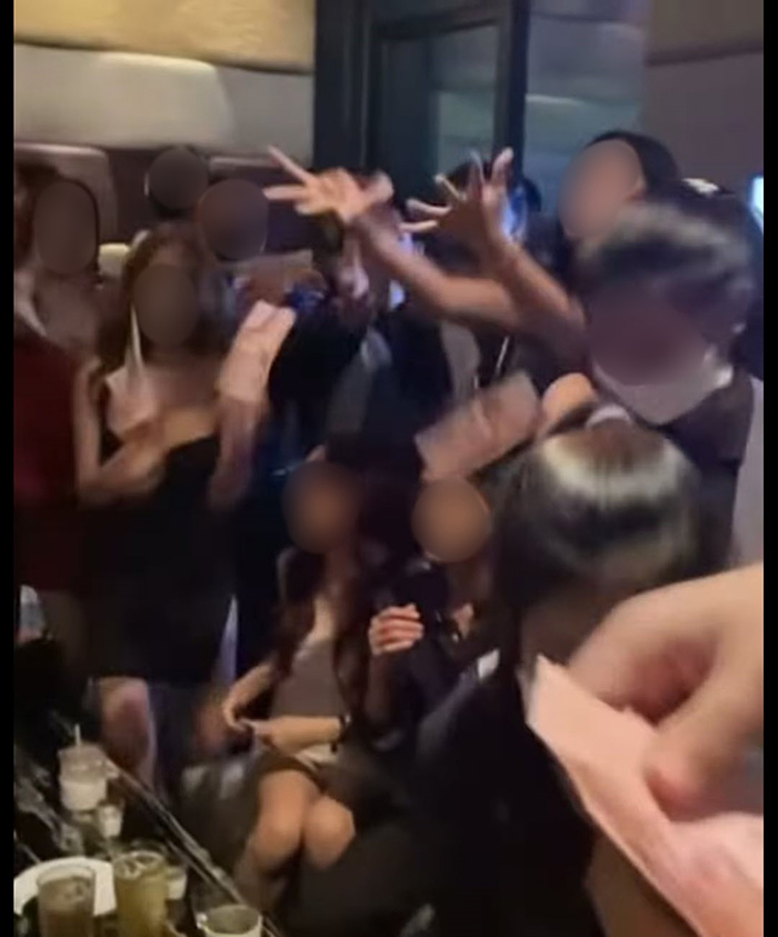 คนจีนพกเงินเป็นปึก โปรยแจกสาวพีอาร์ คนจีนพกเงินเป็นปึก โปรยแจกสาวพีอาร์