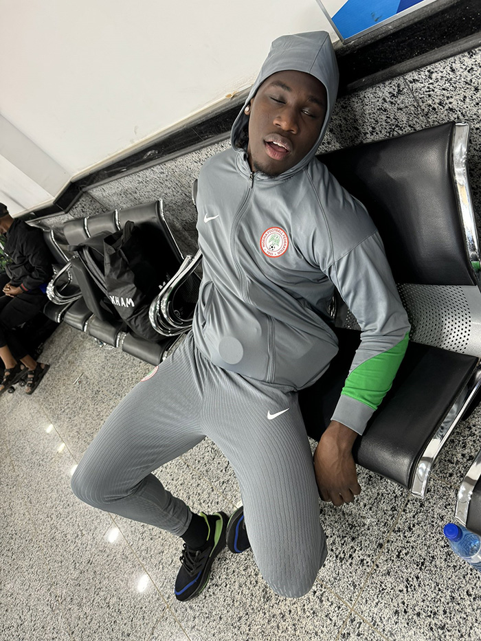 นักเตะไนจีเรีย โวยติดสนามบิน 12 ชม นักเตะไนจีเรีย โวยติดสนามบิน 12 ชม