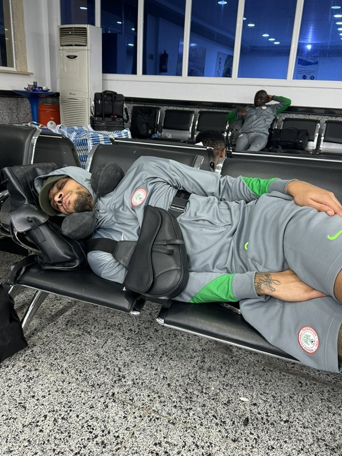 นักเตะไนจีเรีย โวยติดสนามบิน 12 ชม นักเตะไนจีเรีย โวยติดสนามบิน 12 ชม