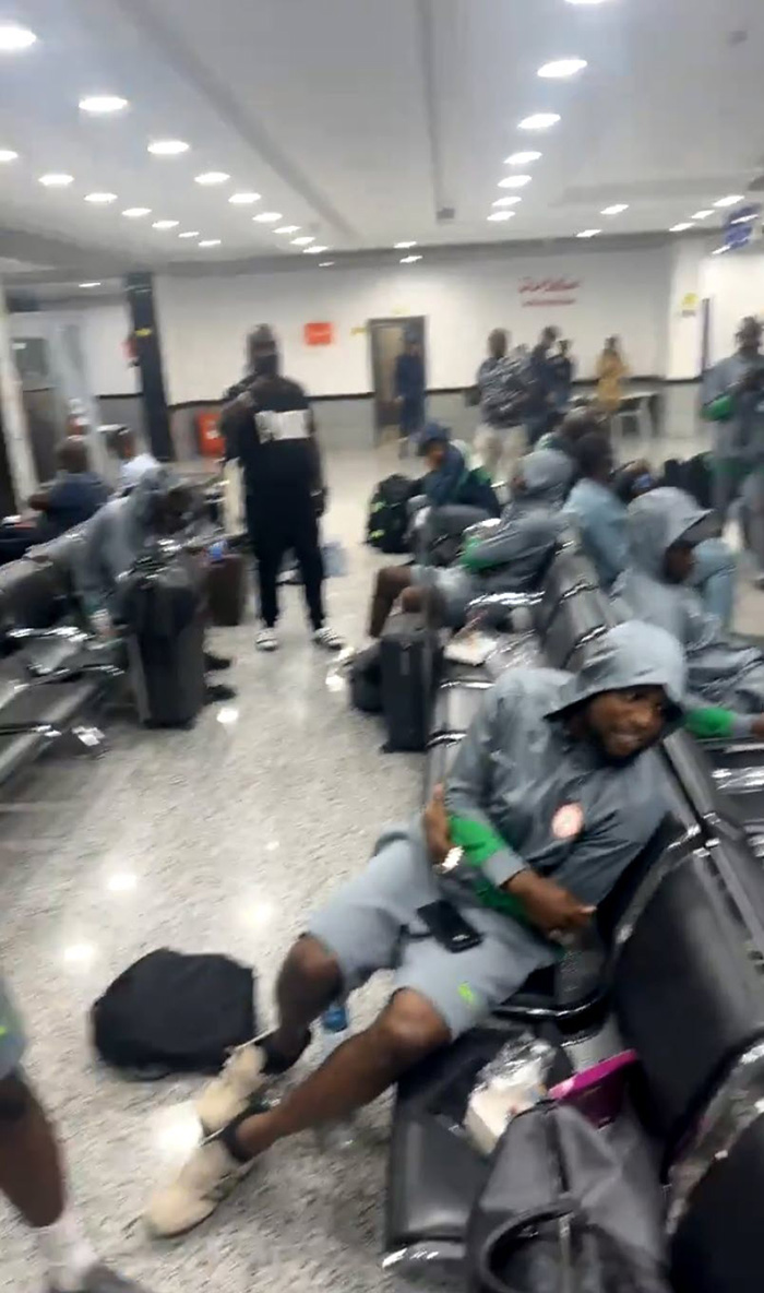 นักเตะไนจีเรีย โวยติดสนามบิน 12 ชม นักเตะไนจีเรีย โวยติดสนามบิน 12 ชม