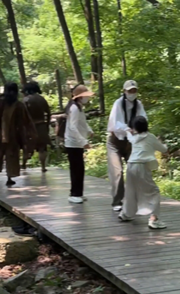 นศ สาวรับจ๊อบเป็นชนเผ่าคนป่า นศ สาวรับจ๊อบเป็นชนเผ่าคนป่า