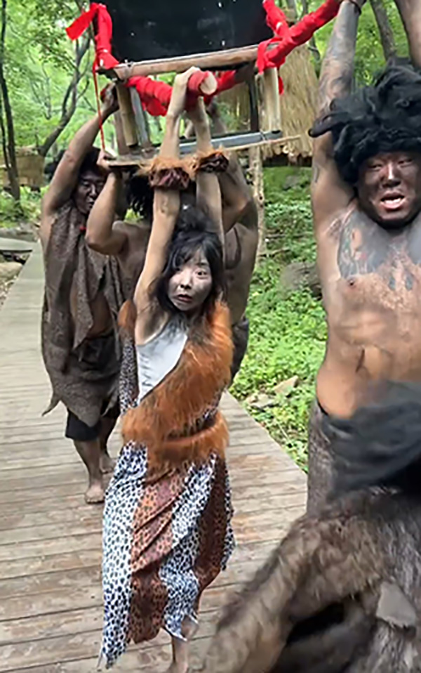 นศ สาวรับจ๊อบเป็นชนเผ่าคนป่า นศ สาวรับจ๊อบเป็นชนเผ่าคนป่า