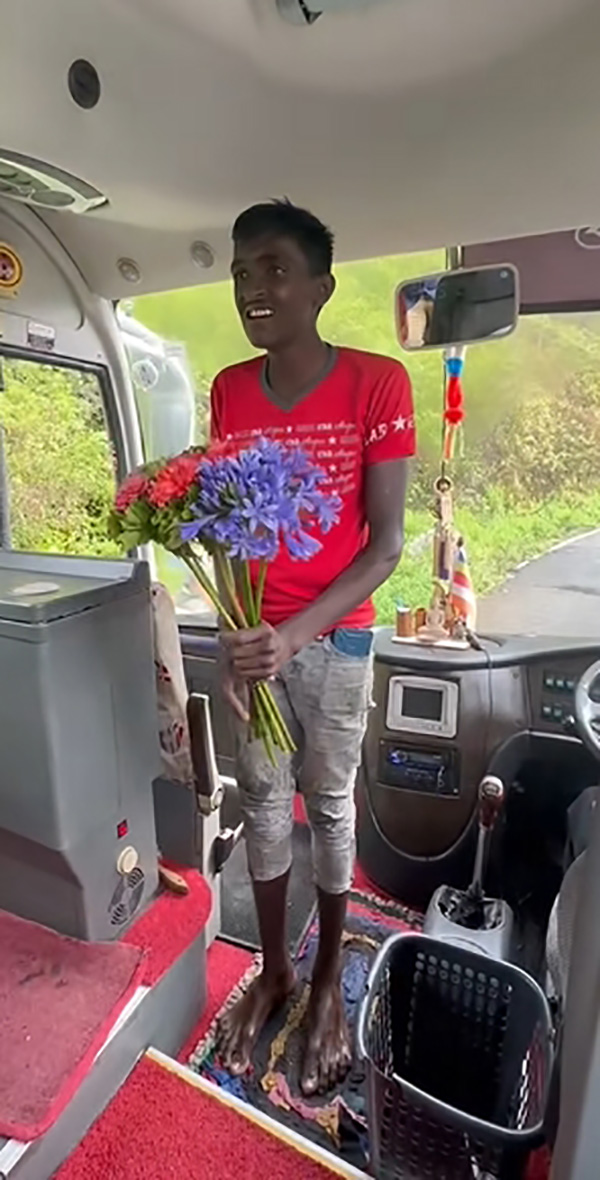 ไวรัลหนุ่มขายดอกไม้ในศรีลังกา ไวรัลหนุ่มขายดอกไม้ในศรีลังกา