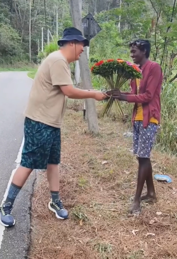 ไวรัลหนุ่มขายดอกไม้ในศรีลังกา ไวรัลหนุ่มขายดอกไม้ในศรีลังกา