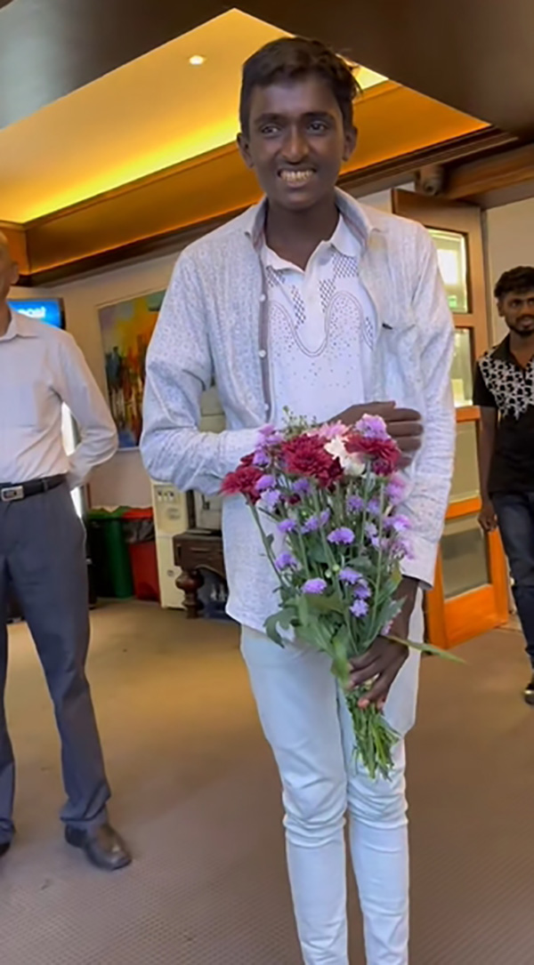 ไวรัลหนุ่มขายดอกไม้ในศรีลังกา ไวรัลหนุ่มขายดอกไม้ในศรีลังกา