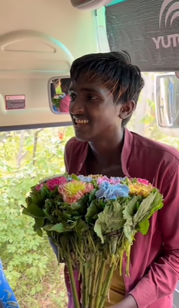 ไวรัลหนุ่มขายดอกไม้ในศรีลังกา ไวรัลหนุ่มขายดอกไม้ในศรีลังกา