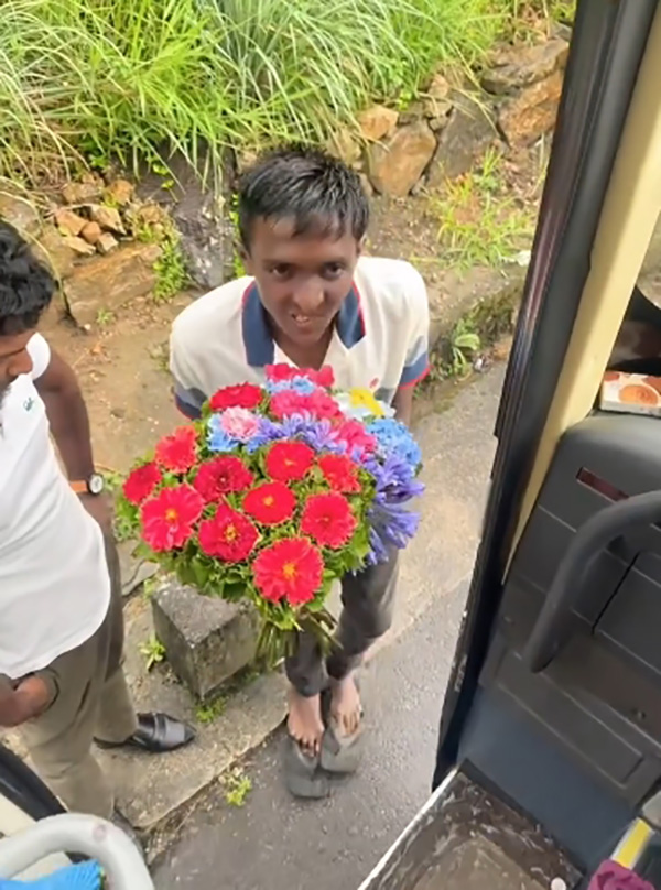 ไวรัลหนุ่มขายดอกไม้ในศรีลังกา ไวรัลหนุ่มขายดอกไม้ในศรีลังกา
