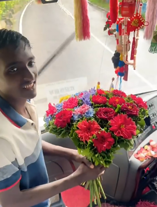 ไวรัลหนุ่มขายดอกไม้ในศรีลังกา ไวรัลหนุ่มขายดอกไม้ในศรีลังกา